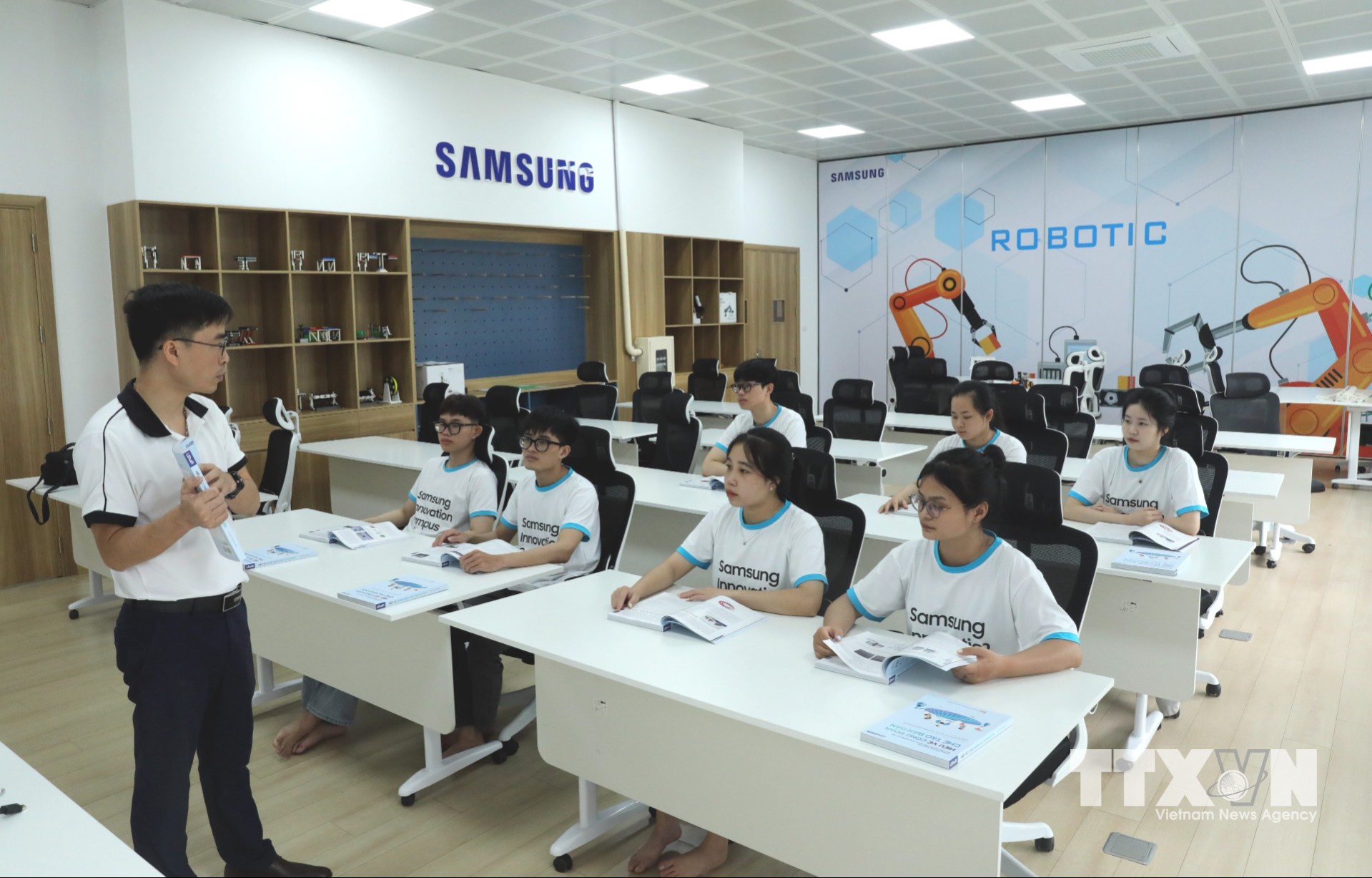 Một buổi học về công nghệ bán dẫn của Chương trình Samsung Innovation Campustại Trường Cao đẳng Công nghệ Việt - Hàn Bắc Giang. (Ảnh: Danh Lam/TTXVN)